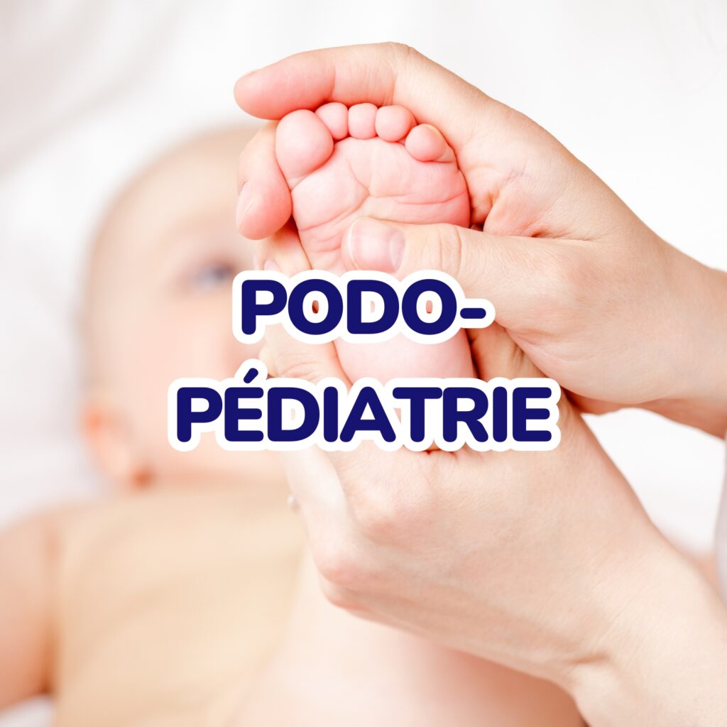 bebe avec son pied entre les mains d'un adulte